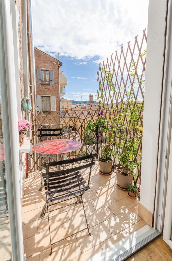 Inner Bo, Terrazzino vista tetti in Centro Storico Bologna Esterno foto